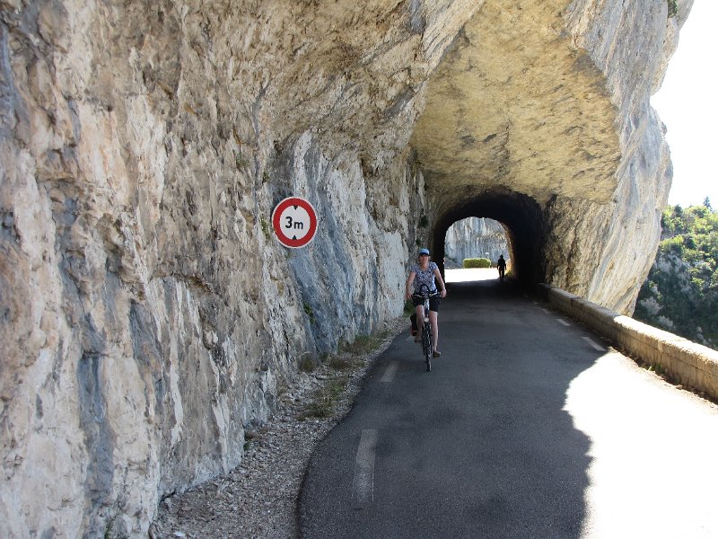 frouwkje bij tunnel gorges de la nesque.jpg - Kilometers lang, en lekker bergaf, de Gorges de la Nesque.